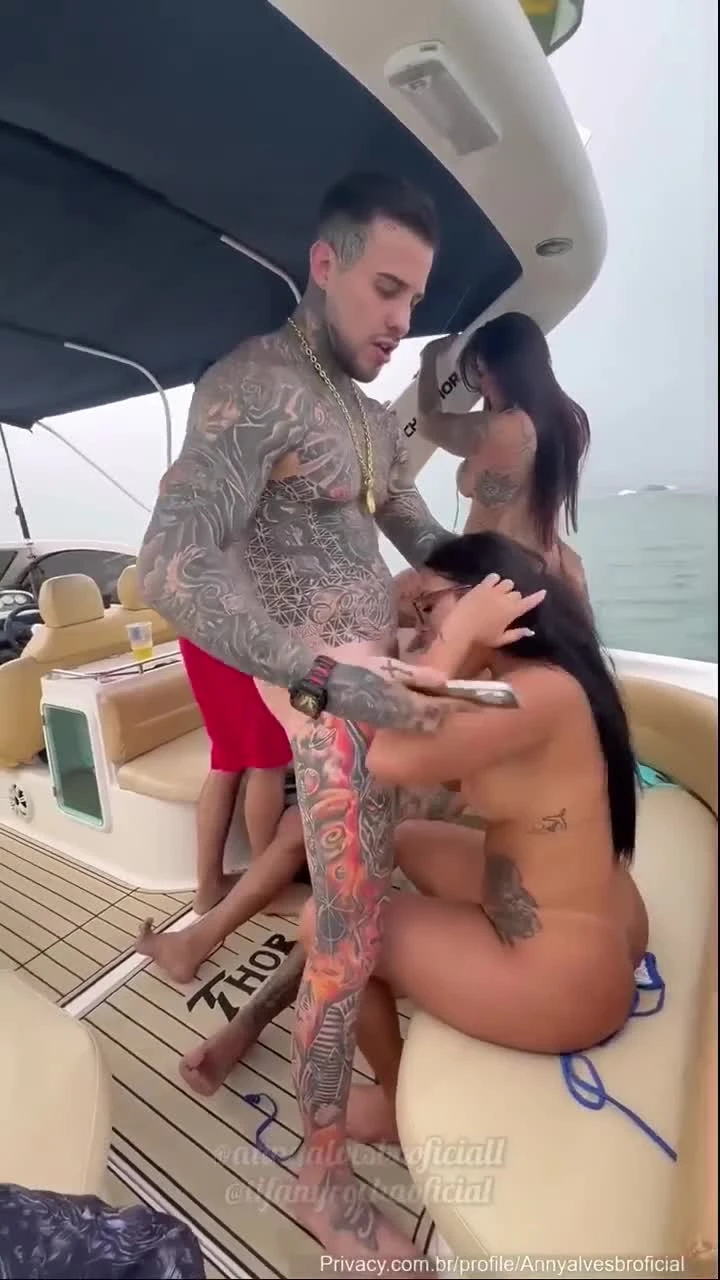 Anny Alves divirtiéndose en el barco, disfrutando de la compañía de varios chicos